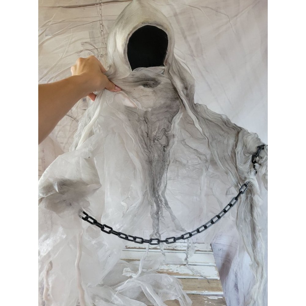 Hanging faceless‎ ghost Halloween prop chain prison